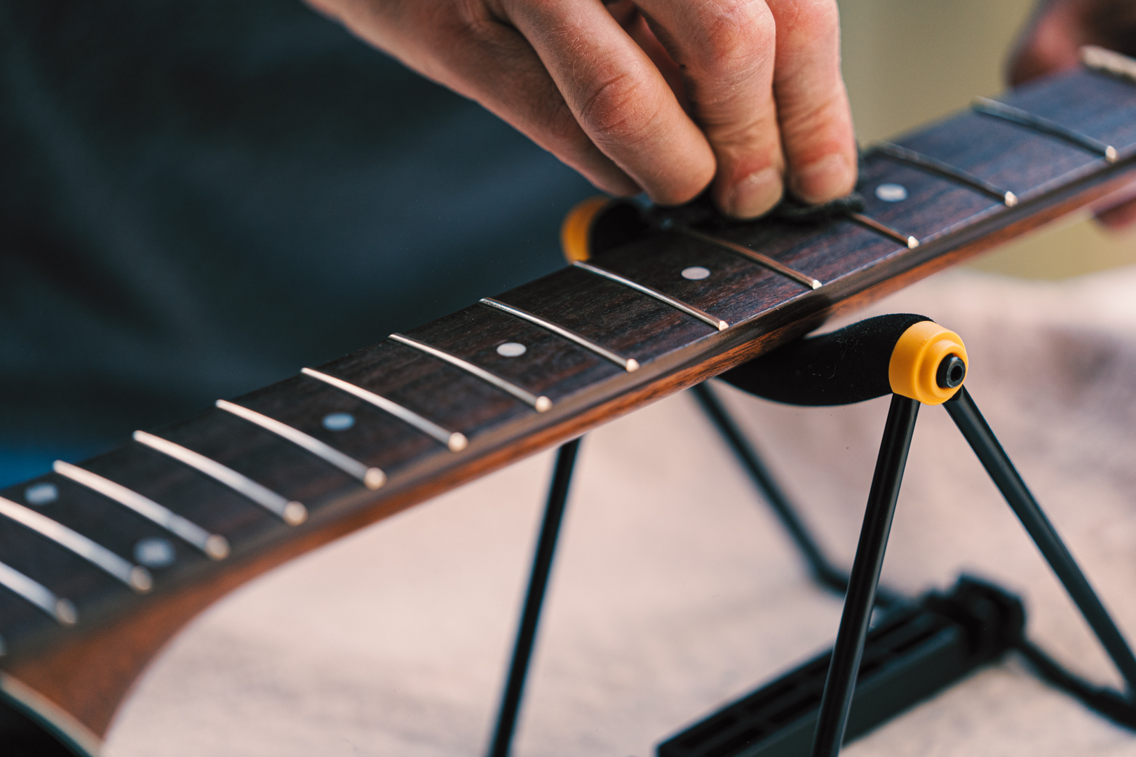 Changer les cordes de sa guitare électrique - Cours de Guitare